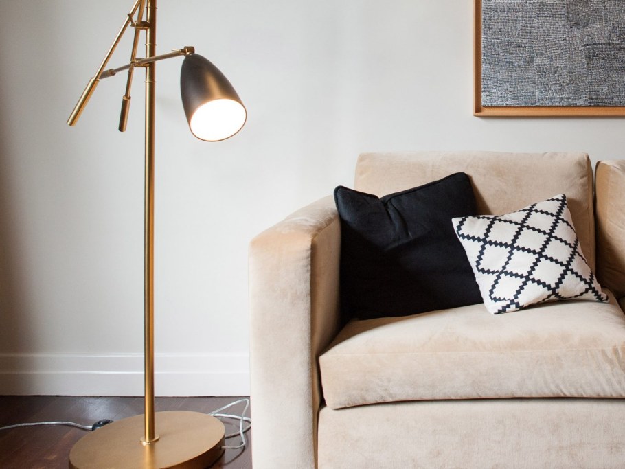 Бра над диваном в гостиной