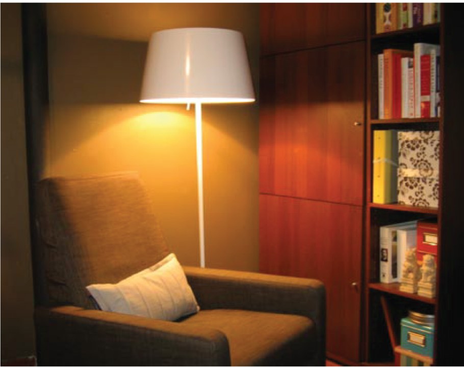 Диван с торшером в интерьере