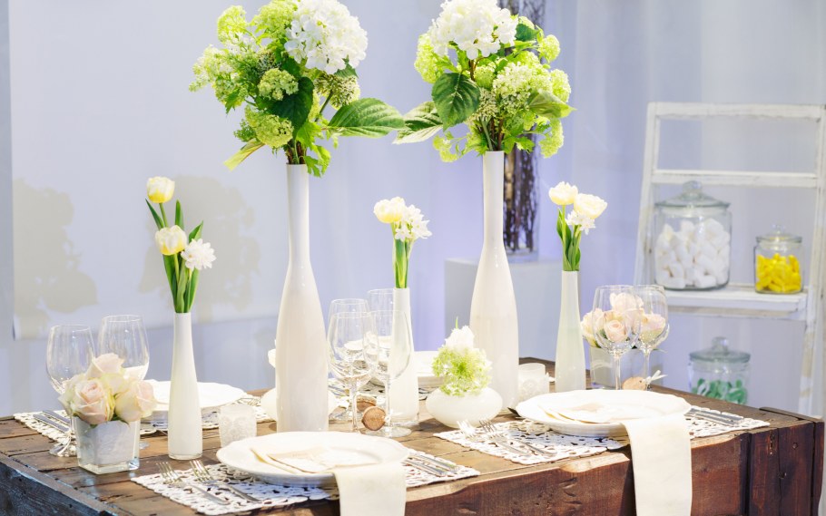 Украшение стола цветами
