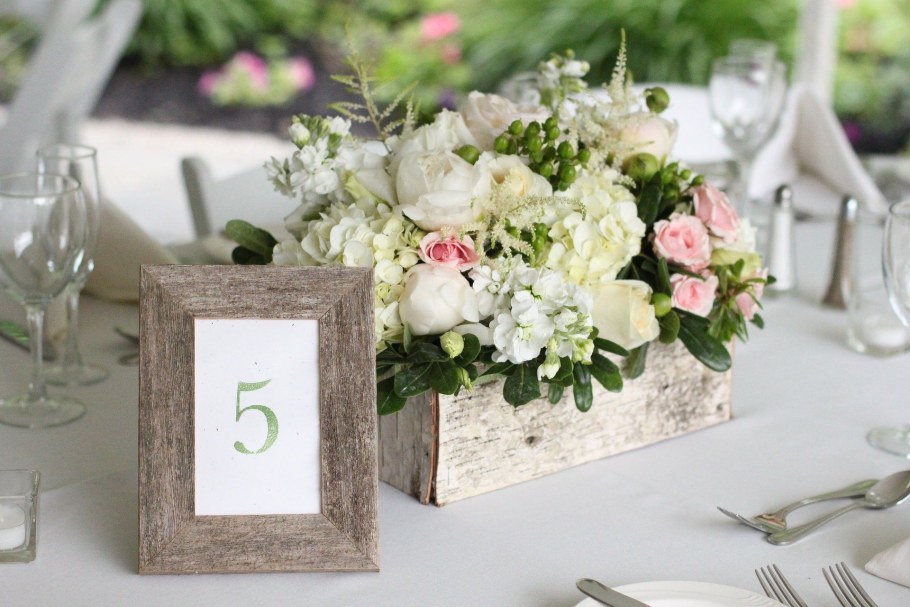 Цветочная композиция на стол гостей в ящике