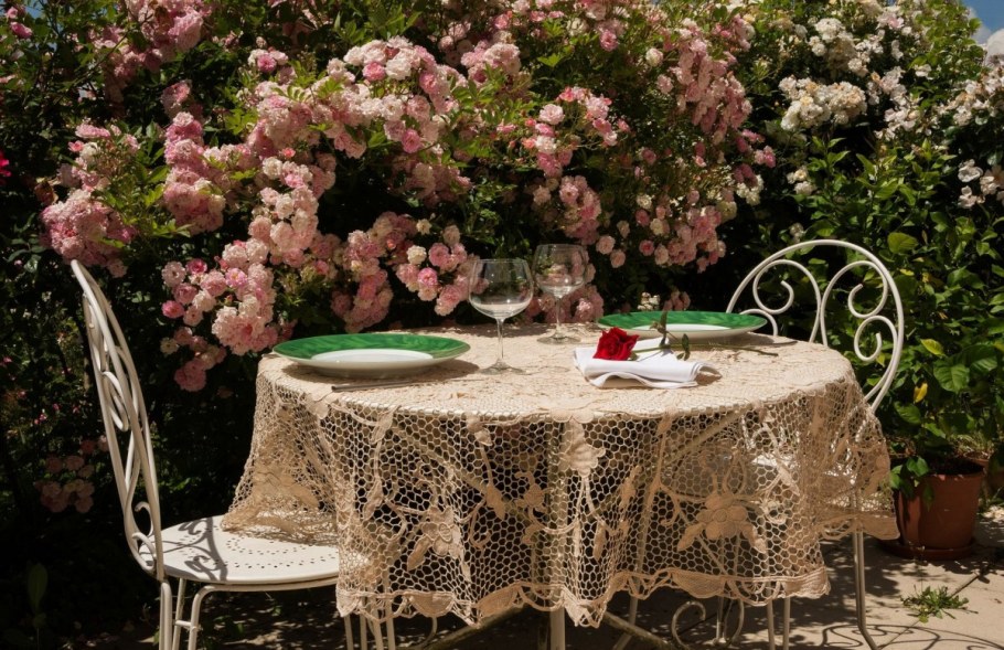 Чайный столик в саду