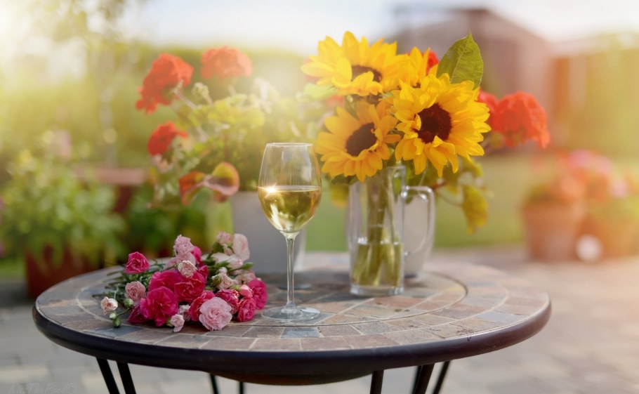 Стол с цветами