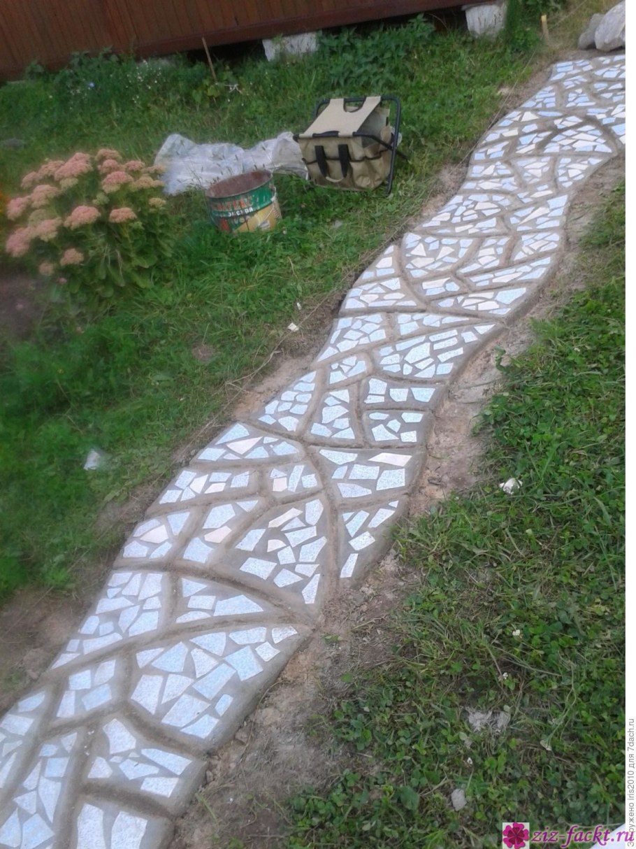 Дорожка из спилов дерева