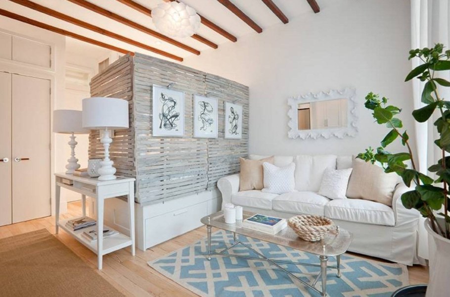 Гостиная в деревенском стиле в деревянном доме