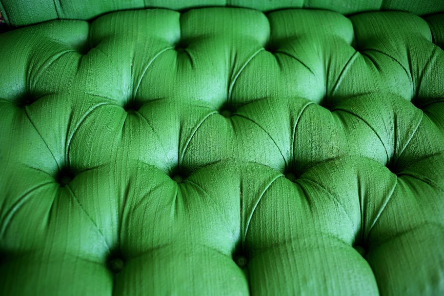 Бархатный диван в интерьере