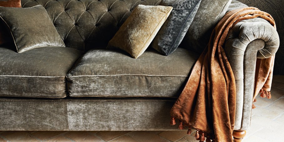 Желтый велюровый диван