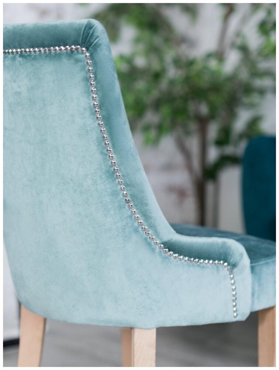 Розовое кресло в стиле рококо