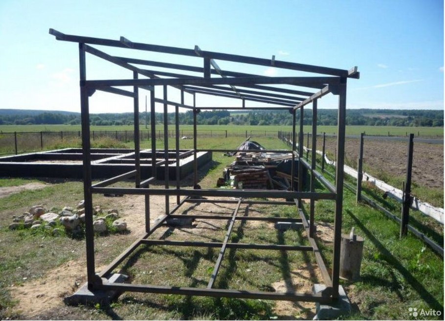 Лавочка с навесом из поликарбоната