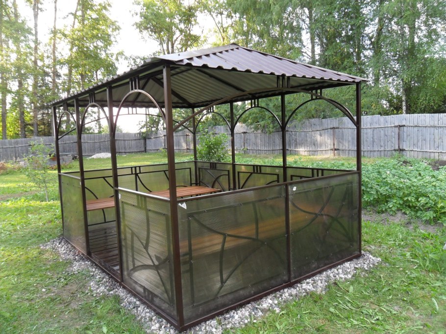 Беседка обшитая поликарбонатом