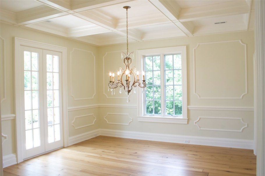 Крашеные стены с лепниной