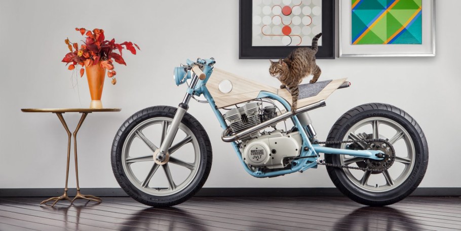 Спортивный мотоцикл Дукати в гараже