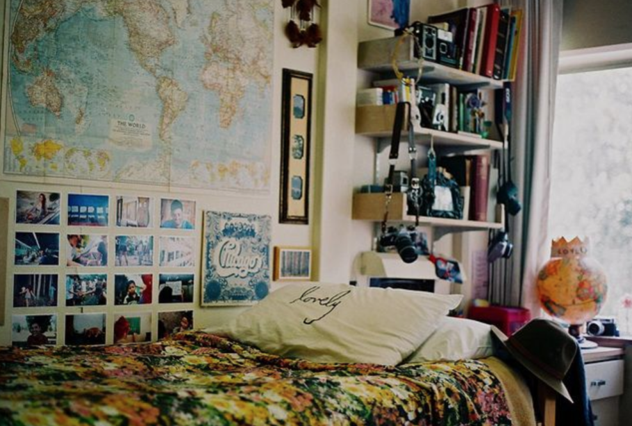 Уютная комната с постерами