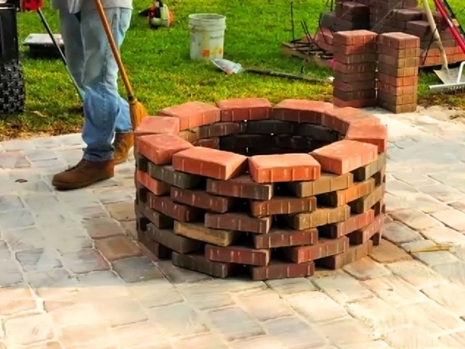 Очаг из блоков на даче