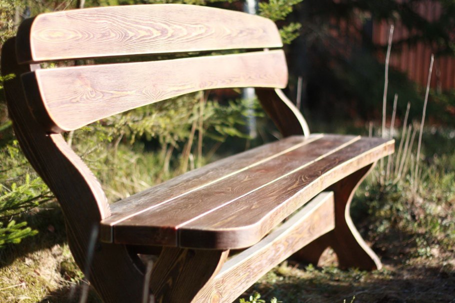 Оригинальные скамейки из дерева