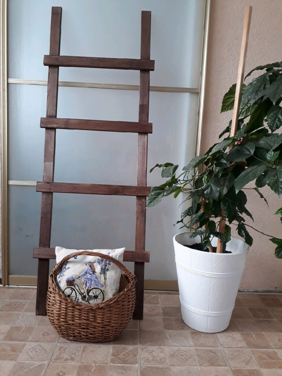 Барельеф на лестнице