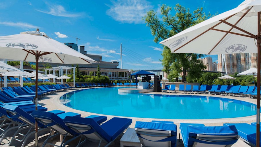 Бассейн под открытым небом в Москве