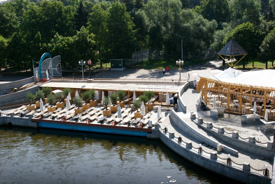 Кафе оливковый пляж в парке Горького