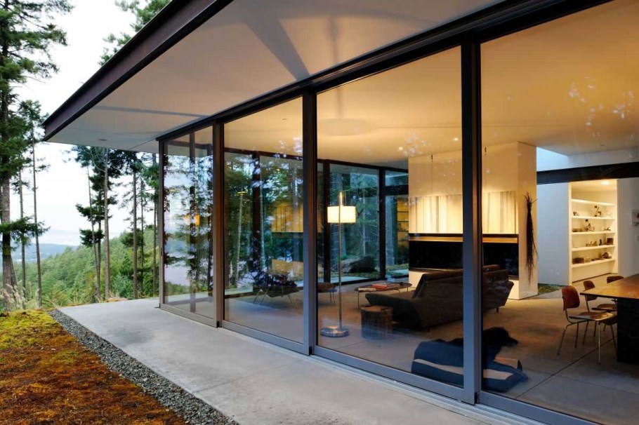 Остекление балкона пластиковыми окнами