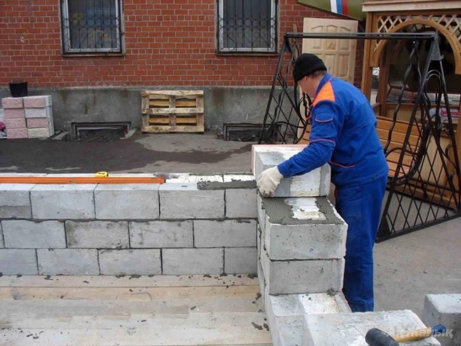 Пеноблок 250 мм армопояс 2 кирпича