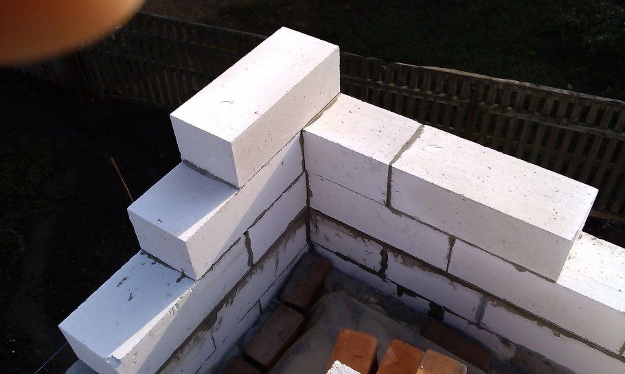 Кладка пескобетонных блоков