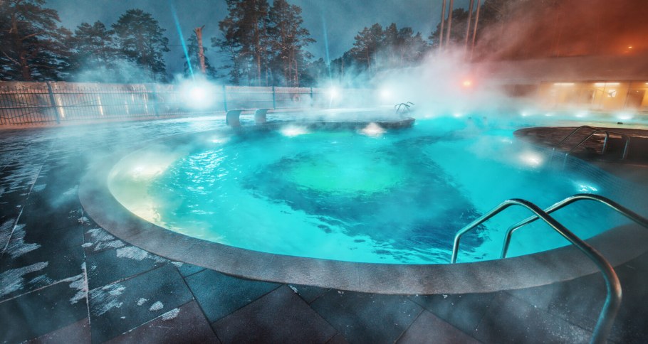 Крытый уличный бассейн