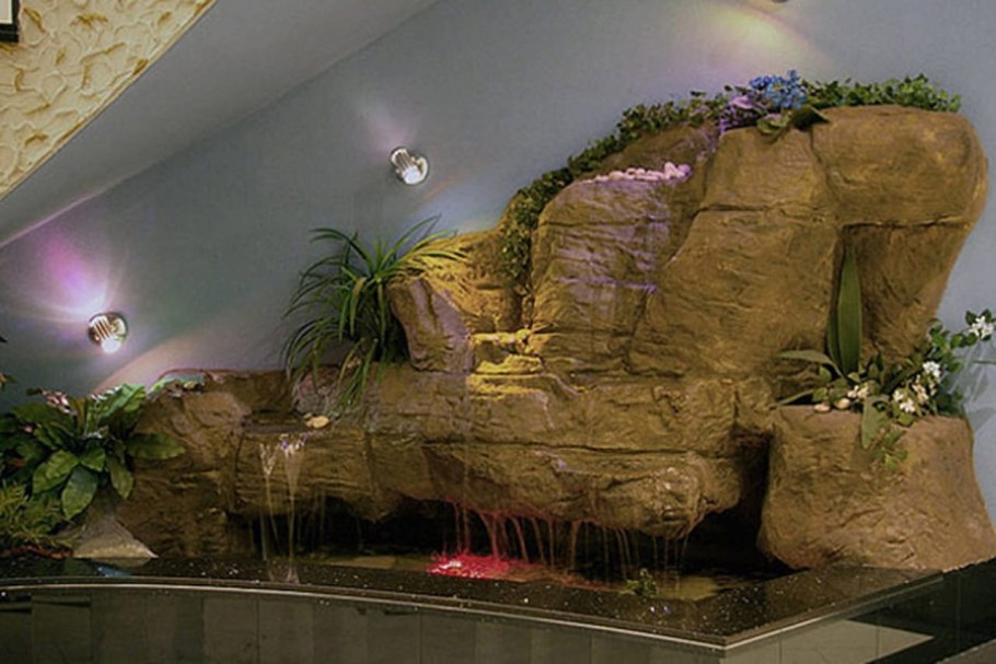 Имитация водопада в интерьере