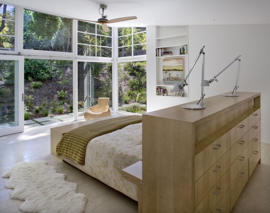 Кровать рядом с дверью в спальне