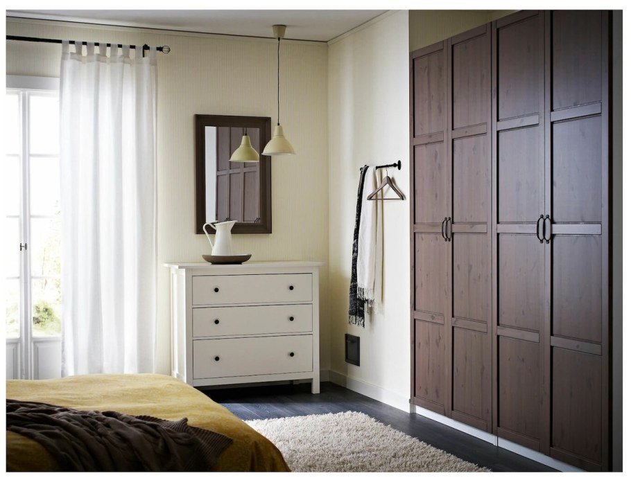 Кровать с полками над изголовьем