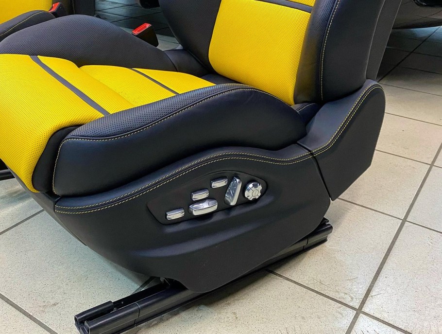 Клетчатые сиденья Порше