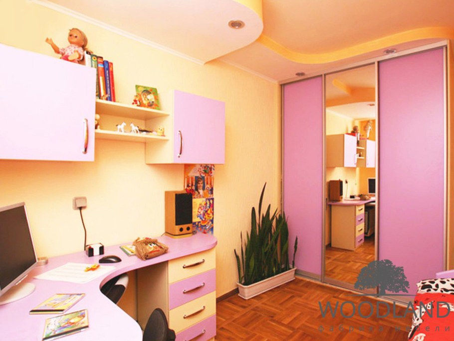 Современный письменный стол для девочки