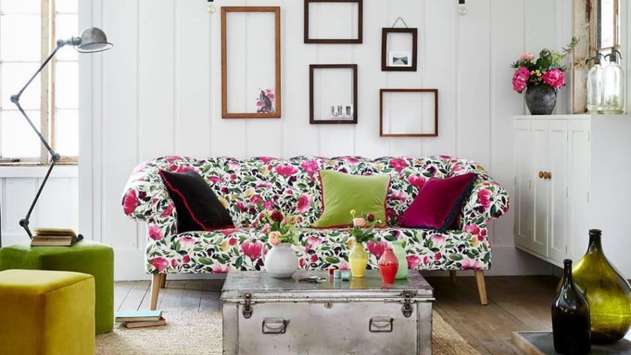 Диван в цветочек в интерьере