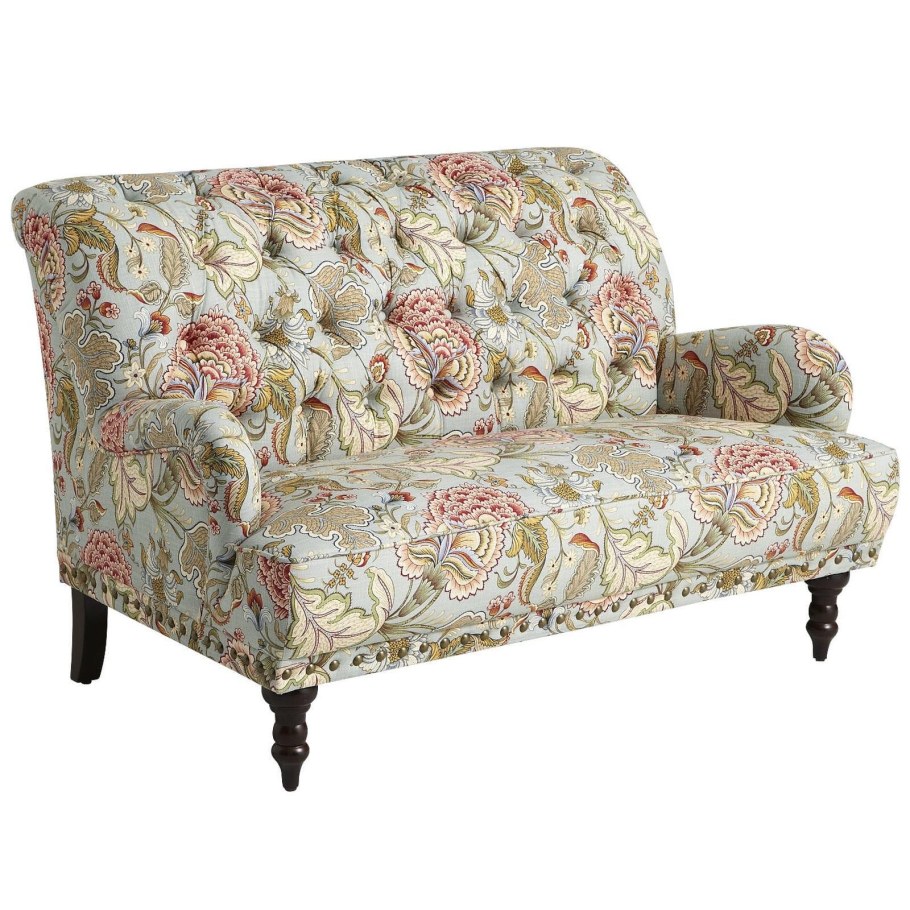 Диван с пестрой обивкой