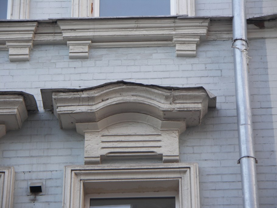 Окна в классическом стиле на фасаде