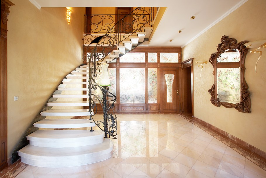 Интерьер холла с лестницей