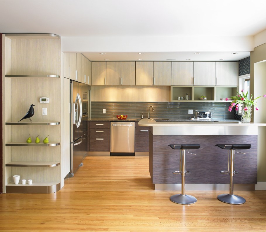 Кухонный гарнитур с барным шкафом