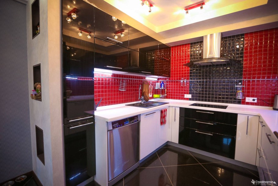 Маленькая кухня-гостиная с островом