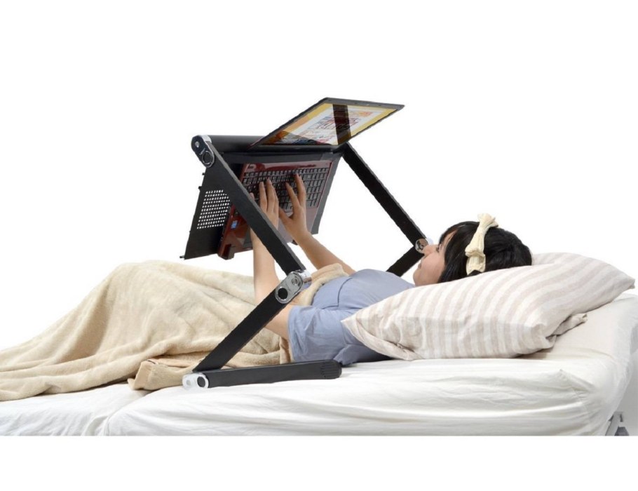 Лежа за компьютером