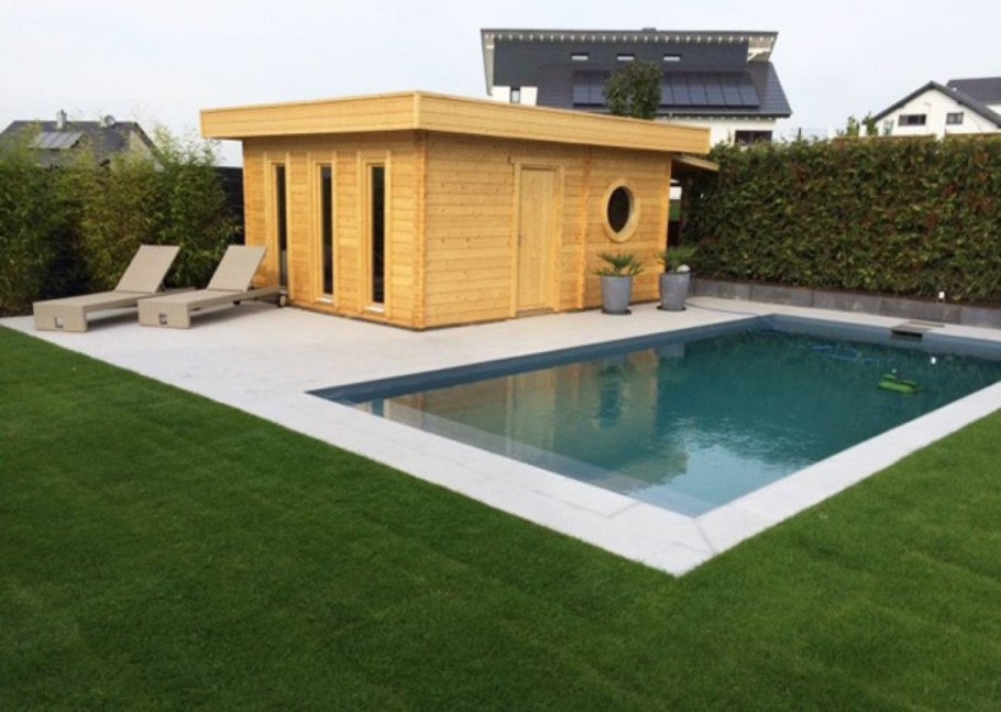 Баня из оцилиндрованного бревна с бассейном