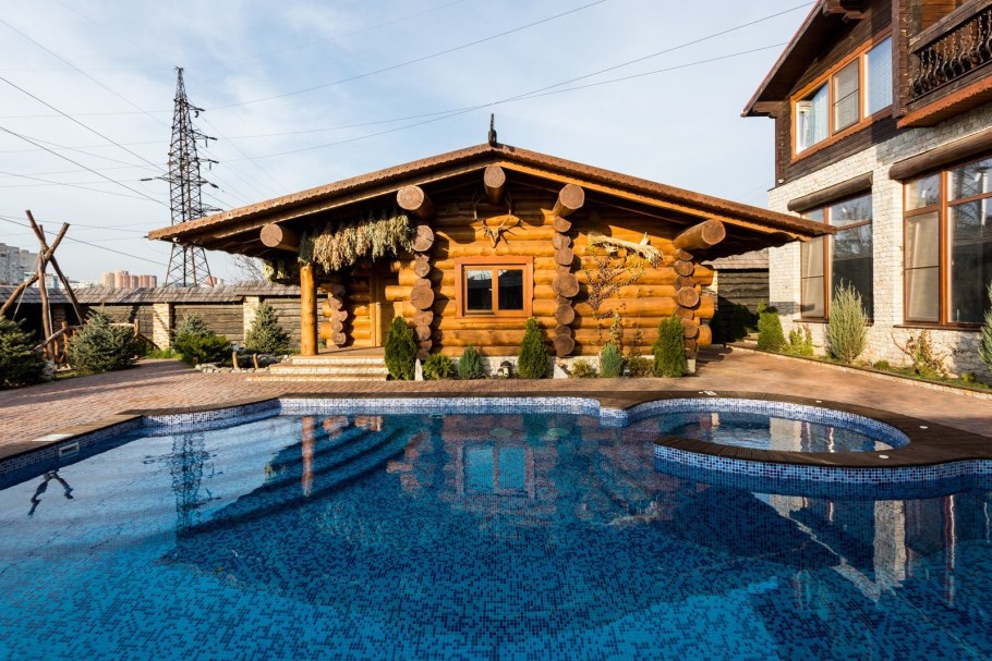 Участок с бассейном и беседкой