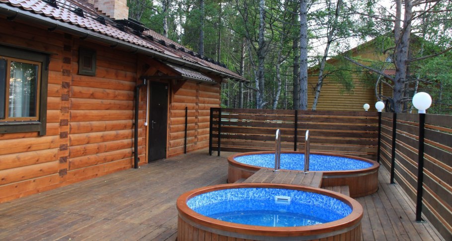 Кирпичный дом с бассейном