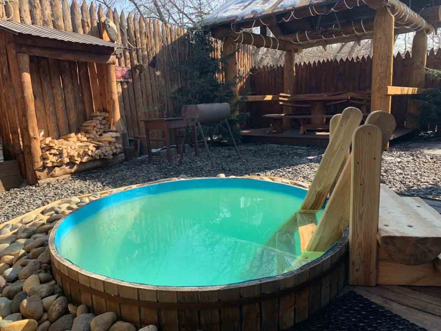 Баня с бассейном на улице