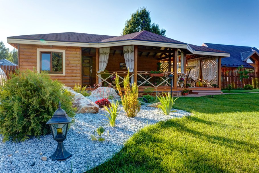 Беседка рядом с бассейном