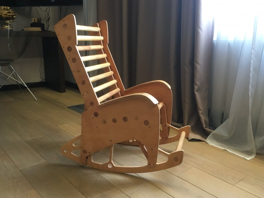 Деревянное кресло