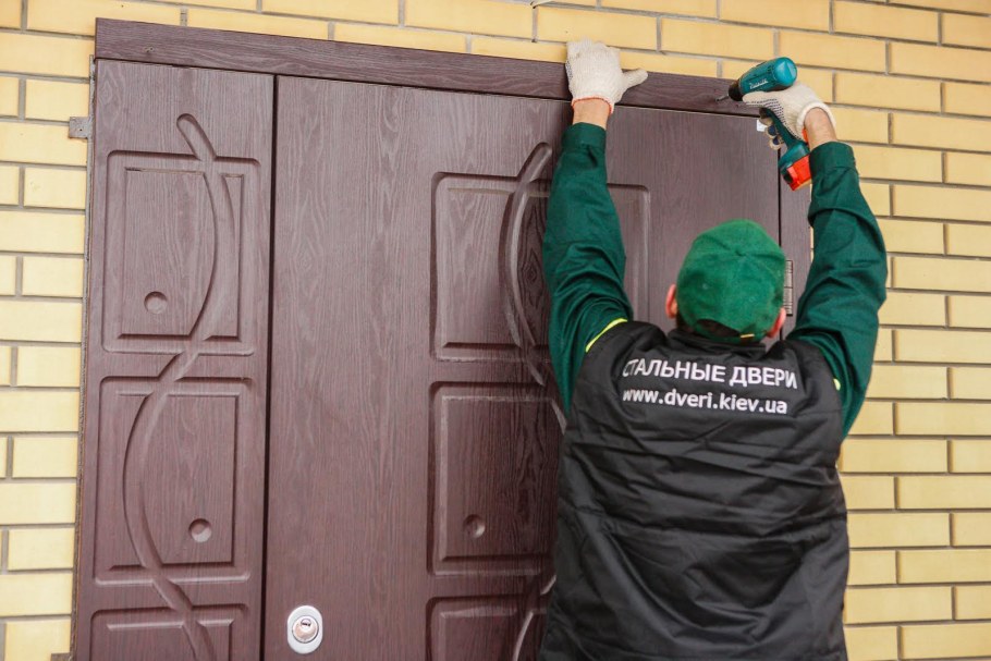 Входная дверь установленная