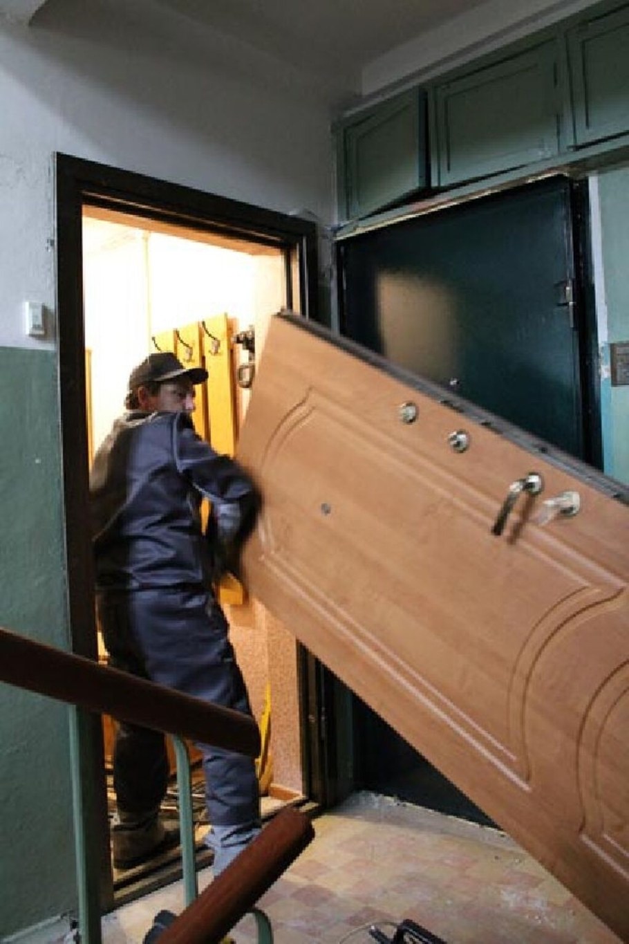 Монтаж входной двери в квартиру