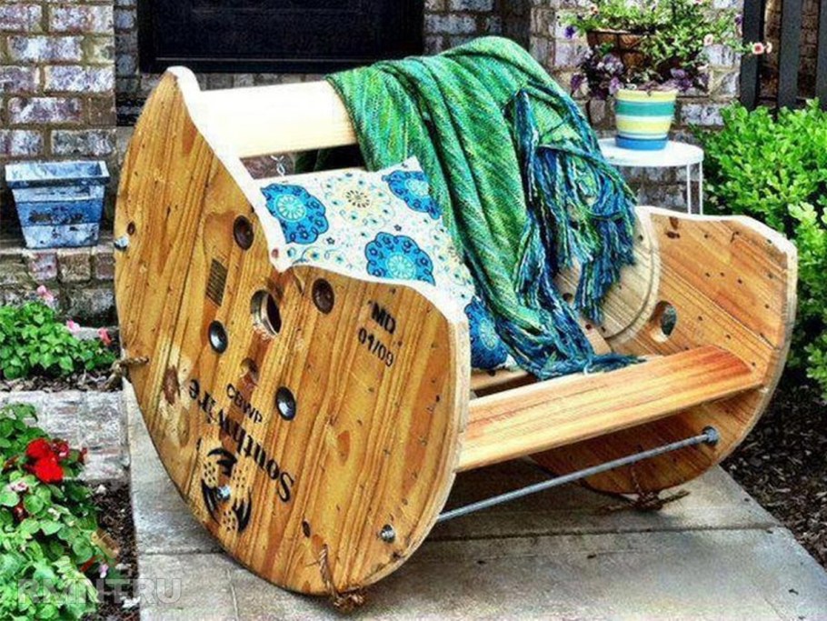 Оригинальные деревянные скамейки