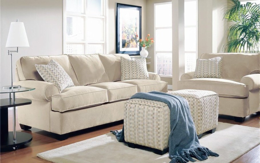 Бежевая мебель в интерьере гостиной