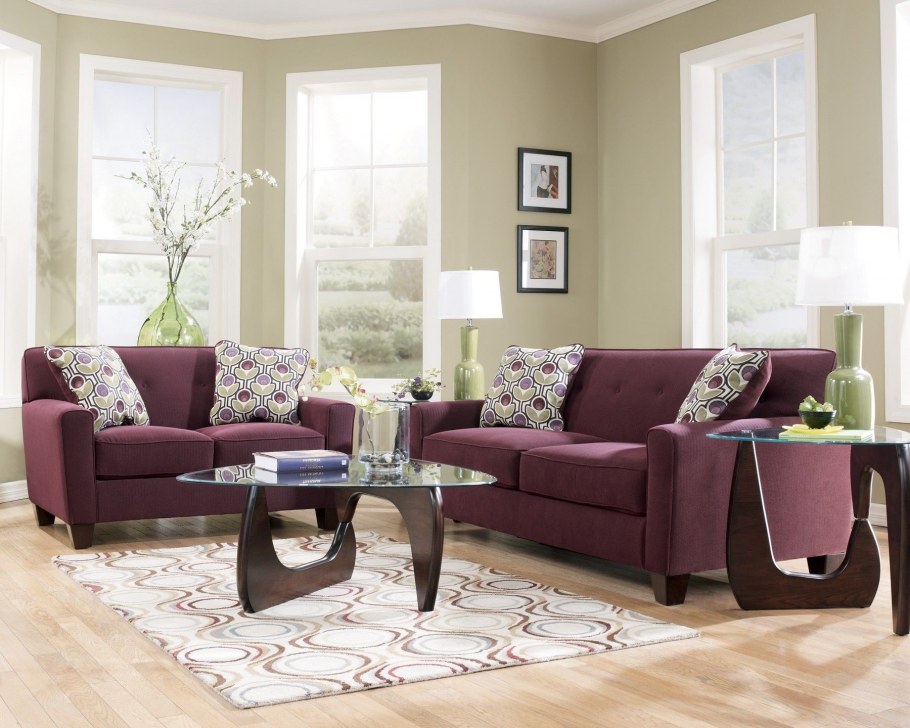 Диван сливового цвета в интерьере