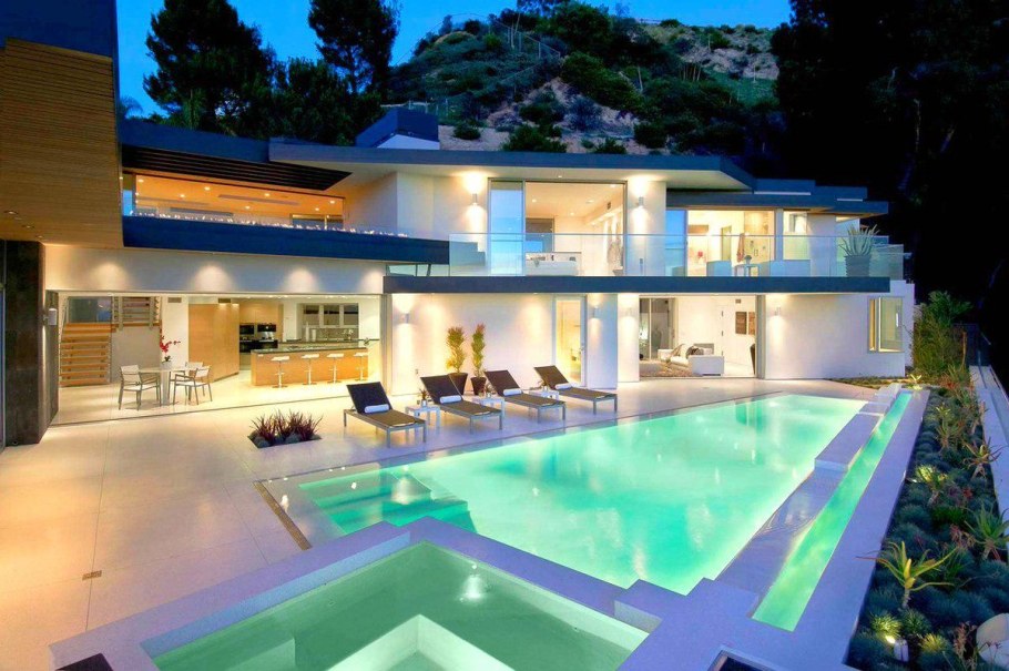 Загородный дом с бассейном