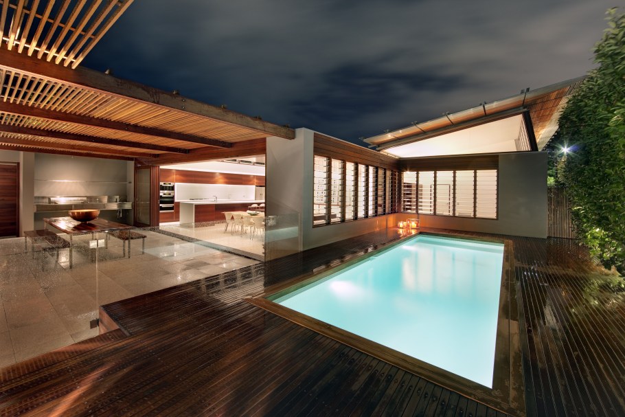 Современный двухэтажный дом с балконом